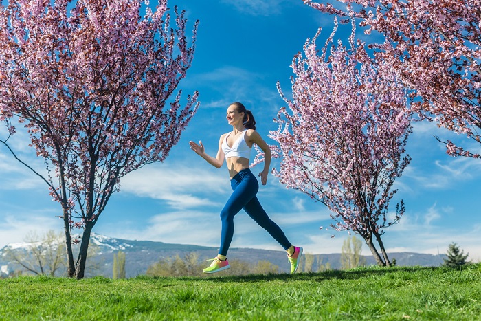 Běh na jaře mezi rozkvetlými stromy